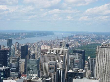 Der Hudson River mit der Washington Bridge, von der Heidis Wohnung nicht weit entfernt ist. Auch gut zu sehen ist der Central Park.