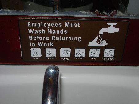 Gesehen at Starbucks;
Mit konkreter Anleitung: Wet, Soap, Wash for 20sec., Rinse, Dry, Turn off water with paper towel.
Aha Amerika, das Land der unbegrenzten Moeglichkeiten.