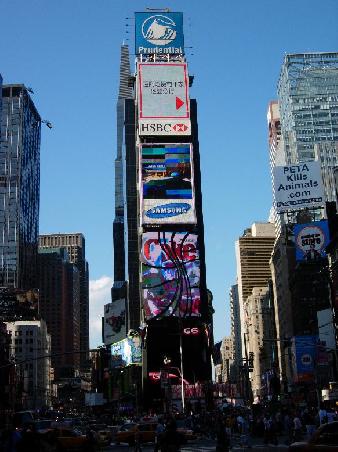 Der Times Square, der ganze Platz ein Videoscreen. Uebervoll und nur Touristen, da kann man sich garnicht richtig bewegen.