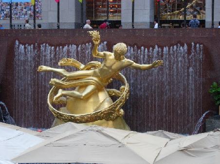 Rockefeller Center Plaza, gutes Essen gute Drinks, aber nur Leute die alle meinen sie sind Rockefeller jun. persoenlich.