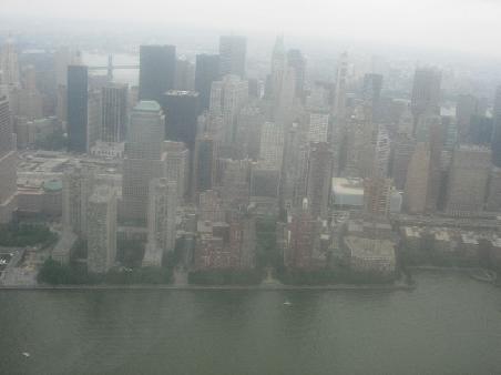 Downtown mit Ground Zero (mitte links)
Leider war sehr bewoelkt, so dass alle Bilder etwas verwaschen sind.