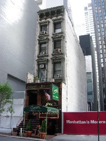 Connolly's ein Irish Pub, etwas schmal geraten, oder die Haeuser drumrum etwas zu gross.