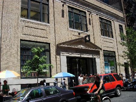 Der NY Apple Store. Er ist im einem ehemaligen Postgebaeude, ist innen total weiss, geht ueber zwei Stockwerke. Hier stehen hunderte von Apples und jeder hat seinen eigenen Ipod. Alle Geraete sind frei zum benutzen. Jeder surft hier und schreibt Emails. Die etwas andere Art Kunden von den Produkten zu ueberzeugen. Gefaellt mir. Man fuehlt sich wie in der Rolls-Royce-Abteilung eines Autohauses. Sehr nobel.