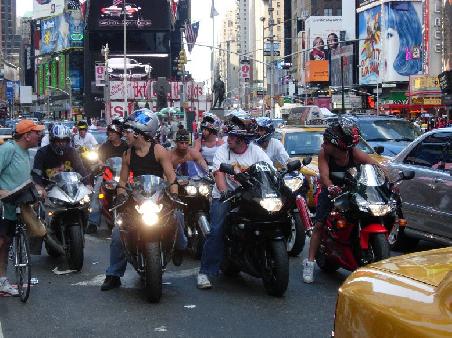 Mopeds gibts nicht viele in der Stadt, aber die es gibt sind nicht schlecht. Fast ausschliesslich japanische Bigbikes mit meist stark modifizierten Auspuffanlagen. Ist sehr hipp hier. Die Kisten sind laut ohne ende, da stehen die Amis wohl drauf. Witzig ist, dass fast alle den Helm zwar auf dem Kopf tragen, aber nicht ueber dem Kopf ziehen. Ist wohl kuehl und cool un anscheinend auch erlaubt.