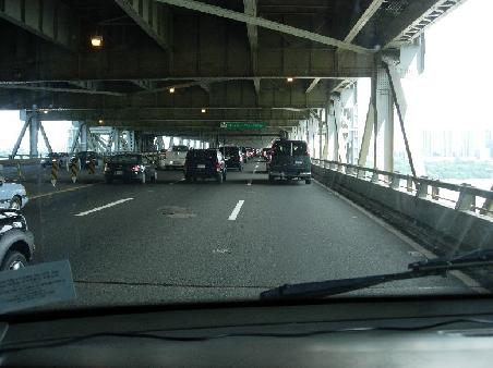 Die Georg Washington Bridge, dreispurig in jede Richtung, doppelstoeckig, unten fuer local traffic, oben fuer thru traffic. Kostet $6 und man braucht mindesten 30 min zu rueberkommen. Nicht weil die Bruecke so lang ist, sondern weil so viel Verkehr ist.