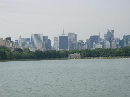 Der gigantische Ausblick ueber den See Richtung Midtown. Appartments um den Centralpark kosten im Monat $10.000 oder einmalig $10.000.000
Wer mag da schon wohnen?
