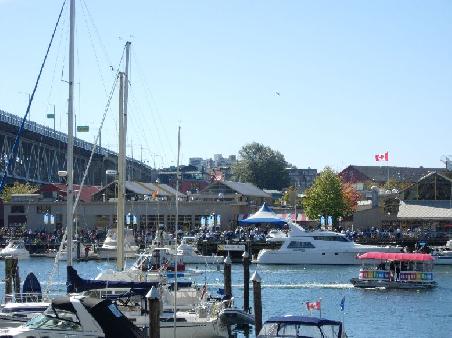 Granville Island besteht aus ehemaligen Industriehallen die jetzt viele Geschaefte und Maerkte beherbergen.