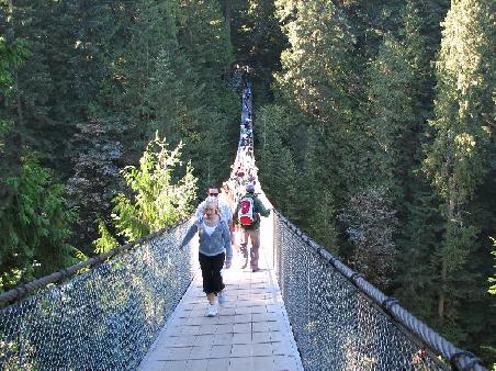 Die Capilano Suspension Bridge, ohne festhalten gehts nicht.