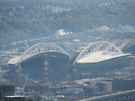 Die Baseball Arena von Seattle, dahinter (das dunkele Dach) der Bahnhof.