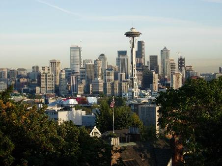 Von den umliegenden Hills gibt es eine sehr schoene Aussicht auf die Stadt. Da der Space Needle nicht in Downtown steht, sondern einige Meilen davor, sieht es so aus als ob er das hoechste Gebaeude waere. Die Wolkenkratzer dahinter sind aber tatsaechlich hoeher.