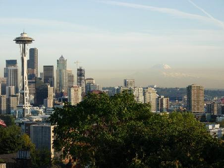 Hinter dem ganzen Smog sieht man den hoechsten Berg von Washington, den Mount Rainier mit 4800m Hoehe.