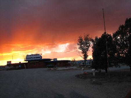 Der Flintstones Campground mit Thunderstorm im Hintergrund. Sieht nett aus, war aber schweinekalt.