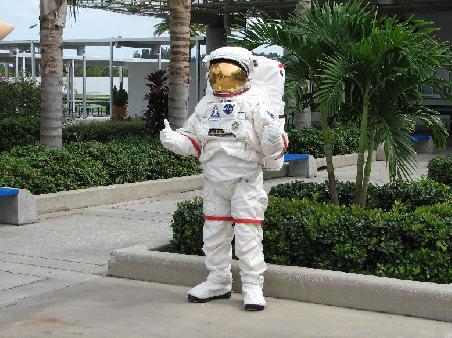 Keine Ahnung wer den schwereren Job hat, die richtigen Astronauten, oder bei 30 Grad den ganzen Tag in diesem Anzug stecken.