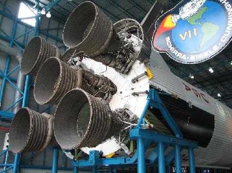 Apollo 11, die Rakete besteht zu 97% aus hochexplosieven Material, der Rest ist die Huelle und die Technik