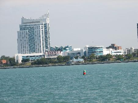 Das Casino von Windsor, von Detroit aus gesehen. Dazwischen der Detroit River.