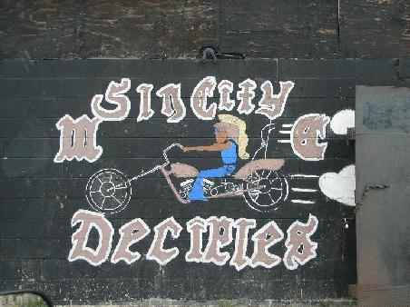 Der Detroiter Rockerclub ist natuerlich gleich ums Eck. Sin City, irgendwie passend.