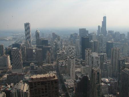 Und die Aussicht von oben. Gegenueber sieht man den Sears Tower (mit Antennen) und das AON-Center (links).