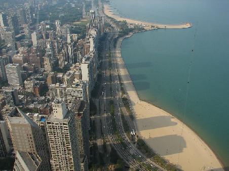 Chicago von oben. Ist auch von oben richtig schoen. Mit kleinem Standstrand.