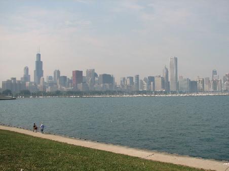 Die Chicago Skyline mit Jachthafen davor.