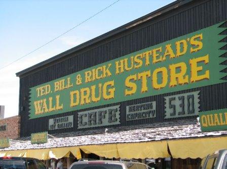 Der Wall Drug Store heisst deswegen so, weil der direkt an der ersten Wall der Badlands Mountains liegt.