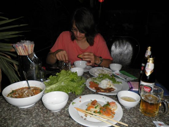 Das Essen am ersten Abend... wie genau isst man das Zeugs, insbesondere die vielen verschiedenen Blátter. Rollen heisst die Loesung, einfach alles auf ein Blatt legen und einrollen und in die Sauce (welche nach Ninas Meinung nach Pipi roch) tunken.... kann man, muss man aber nicht