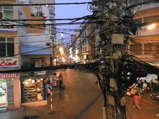 Echte Entwicklungshilfe wáre, wenn wir den Jungs mal ein paar Elektriker schicken 