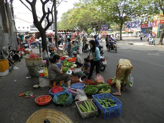 So sieht ein Markt mitten in der 9 Millionen Stadt Ho Chi Minh aus, Staubgemuese und Abgasfruechte