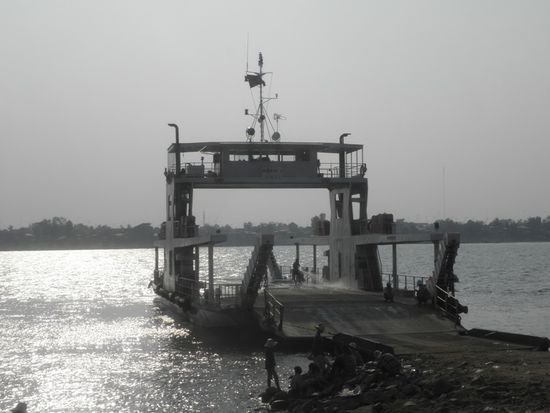 Faehre uebern Mekong