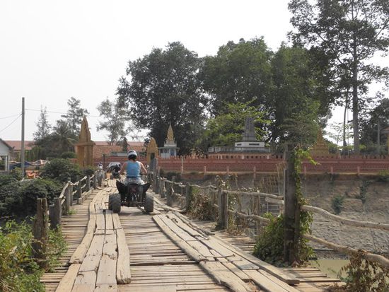 25 Meter lang, 10 meter hoch und furchtbar klapperig... Statt dem Mechaniker sollten die vielleicht eher einen Arzt mitnehmen