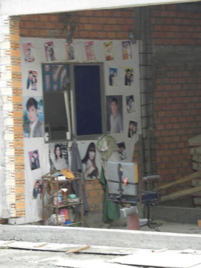 Friseurstube auf kambodschanisch ... und Nina wollte mir in Phnom Penh einen Haarschnitt verpassen  