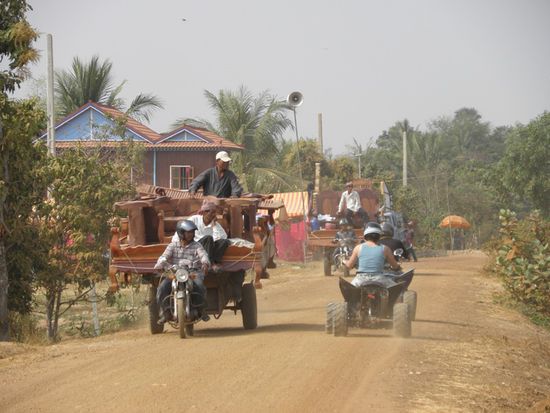 Offenbar stehen Khmer Mánner auf bayerische Maedels... 