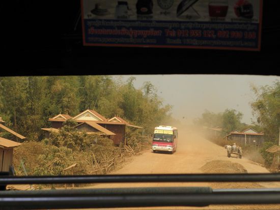 einer von beiden muss anhalten....nur wer??? Keiner, wir fahren einfach ueber den Erdhuegel rechts im Bild