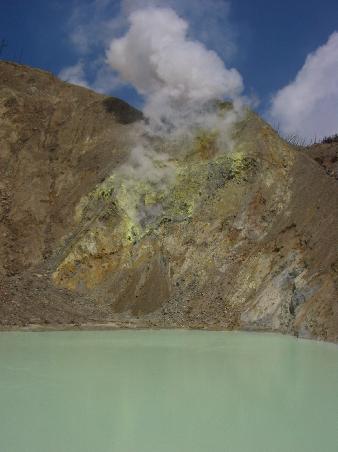 Kratersee mit rauchendem Schlot