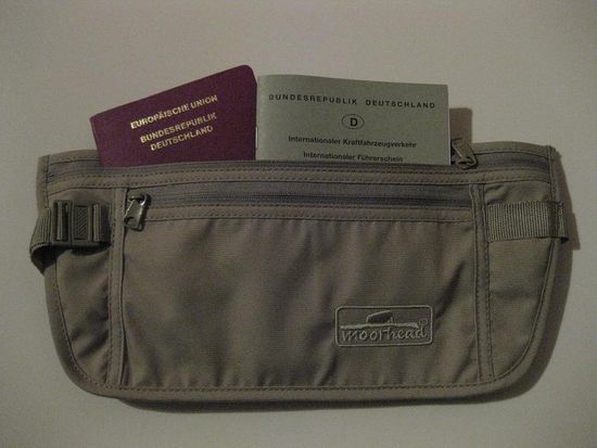wie man unschwer erkennen kann ...
Reisepass, Internationaler Führerschein und Dokumentengürtel 