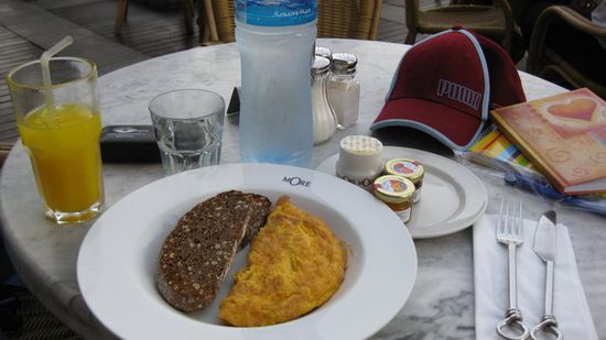 In der Dubai Mall hab ich erstmal gefruehstueckt