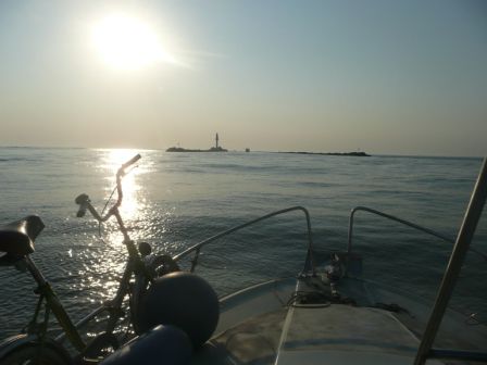 und endlich im SChwarzen Meer mit unserer Najade - Blick zurück auf den neuen Leuchtturm