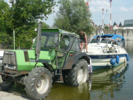 Die Najade geht nach getaner Arbeit wieder an Land
