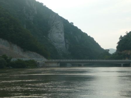König Decebal in Stein gehauen