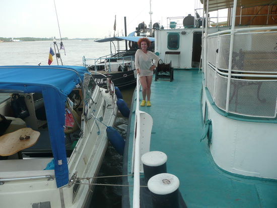 Wir liegen am Raddampfer Borcea..........