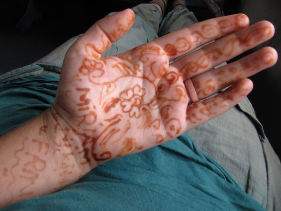Auf dem Schiff bekomme ich Henna auf die Hand und meine Fuss und Fingernaegel berden Bronzefarben angepinselt, sodas es bis heute nicht ganz entfernt werden konnte