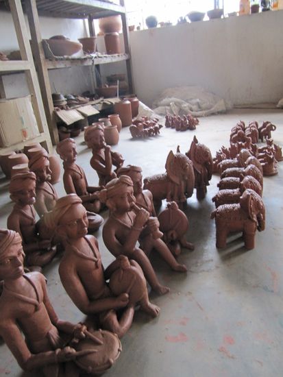 Adivasikeramik, alles wird aus gedrehten Stuecken aufgebaut und spaeter werden die Details aufgesetzt.