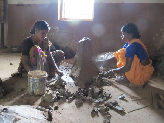 Adivasifrauen bei der Tonaufbereitung.