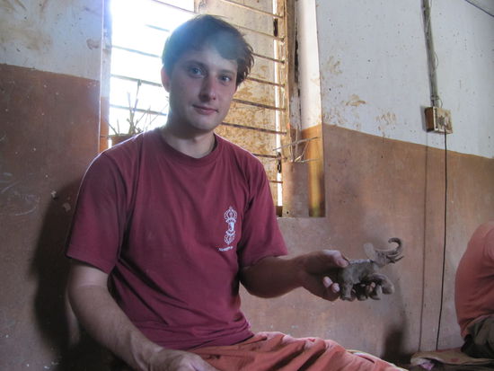 Der Flo hat gefallen am Drehn gefunden und produziert seine ersten Tassen. Hier hat er aber mal nen indischen Elefanten modelliert, der leider bei unserem naechtlichen Lagerfeuerbrand in tausend Stuecke zersprungen ist...