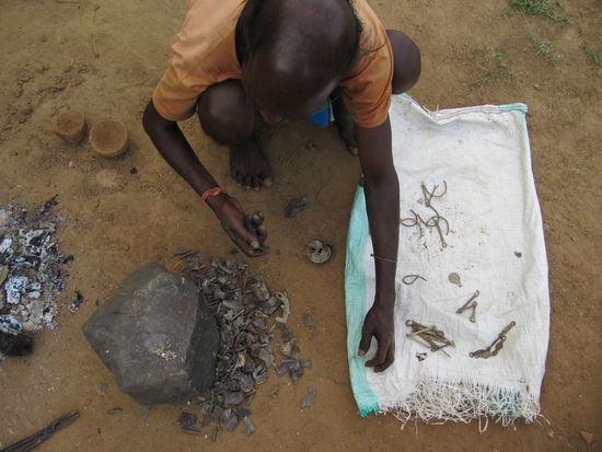 Das Altmetall muss erstmal getrennt und zerkleinert werden.