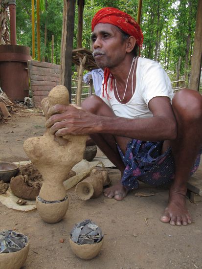 Die Trichterseite des Objekts wird auf das halbe Ei gesetzt und mit einer Tonwulst verbunden.