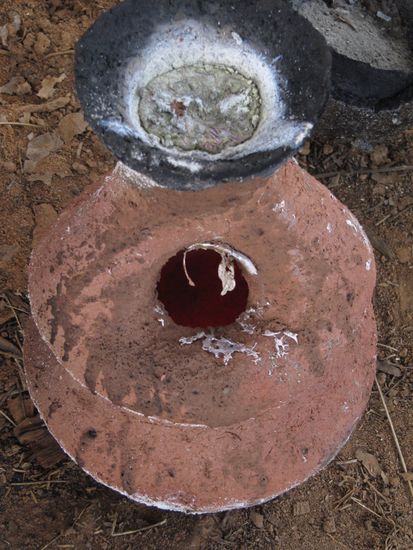 Einfachere Sachen werden direkt mit Schoepfkelle gefuellt, also ohne umdrehn und Ei.