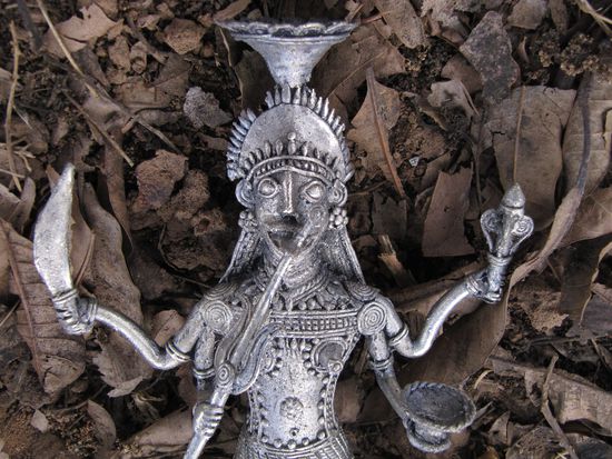 Adivasi haben ihre eigenen Goetter, hauptsaechlich ihre Vorfahren.