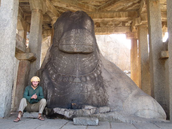 Hampi: Nandi mal in anderen Dimensionen.