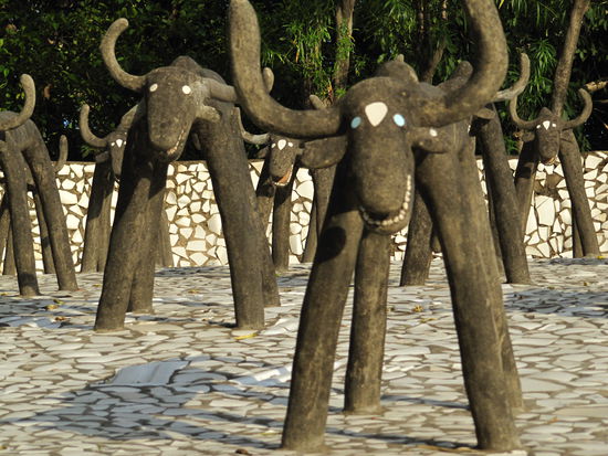 Chandigahr: Ein indischer Kuenstler macht Figuren aus Muell.