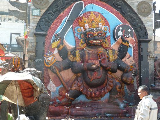 Beim Vestival für die Kumari fliesst Saki aus dem Mund der Statue!